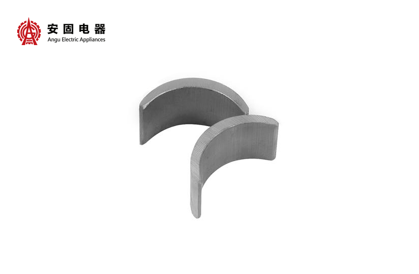 Isotropic ferrite magnet segment